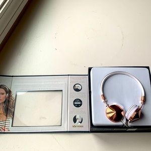 Headphones, collapsible with zipped clutch. Comfortable while wearing earrings